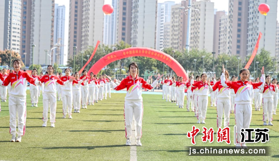 大學生在運動會上展示特色體育課程內容。崔嘉躍 攝